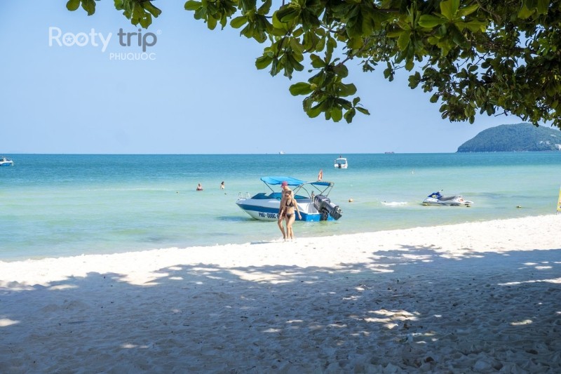 A simple beach walk with classic Phu Quoc views