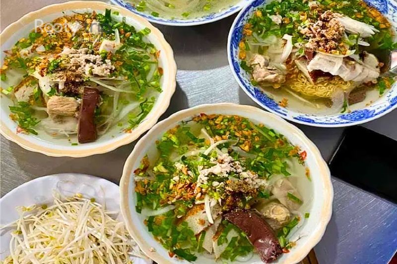 thick noodle soup with fish cakes