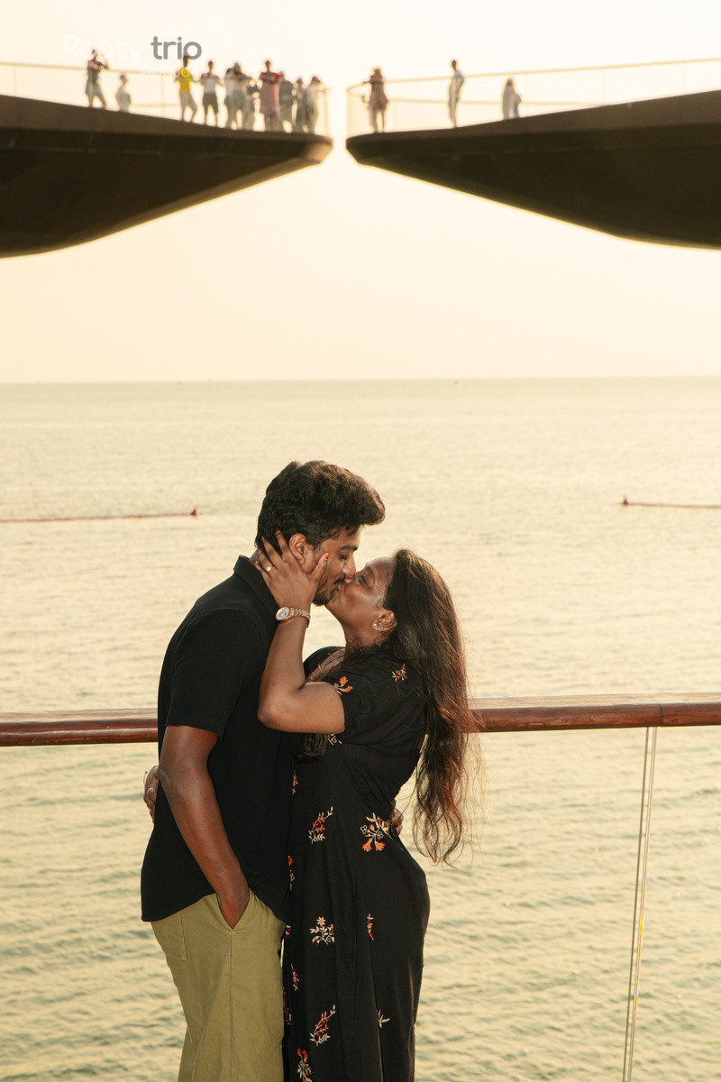 romantic photo at kiss bridge
